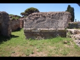 02943 ostia - regio v - insula v - terme dell'invidioso (v,v,2) - raum noerdlich von raum (e) - bli ri westen - 06-2024.jpg